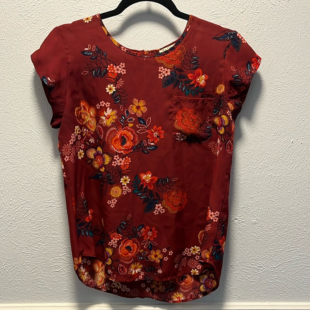 🛍️3/$10 Red Lily White floral blouse